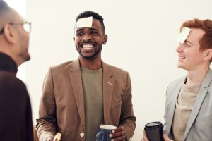Scénographie d'un événement professionnel conçue pour favoriser les échanges
