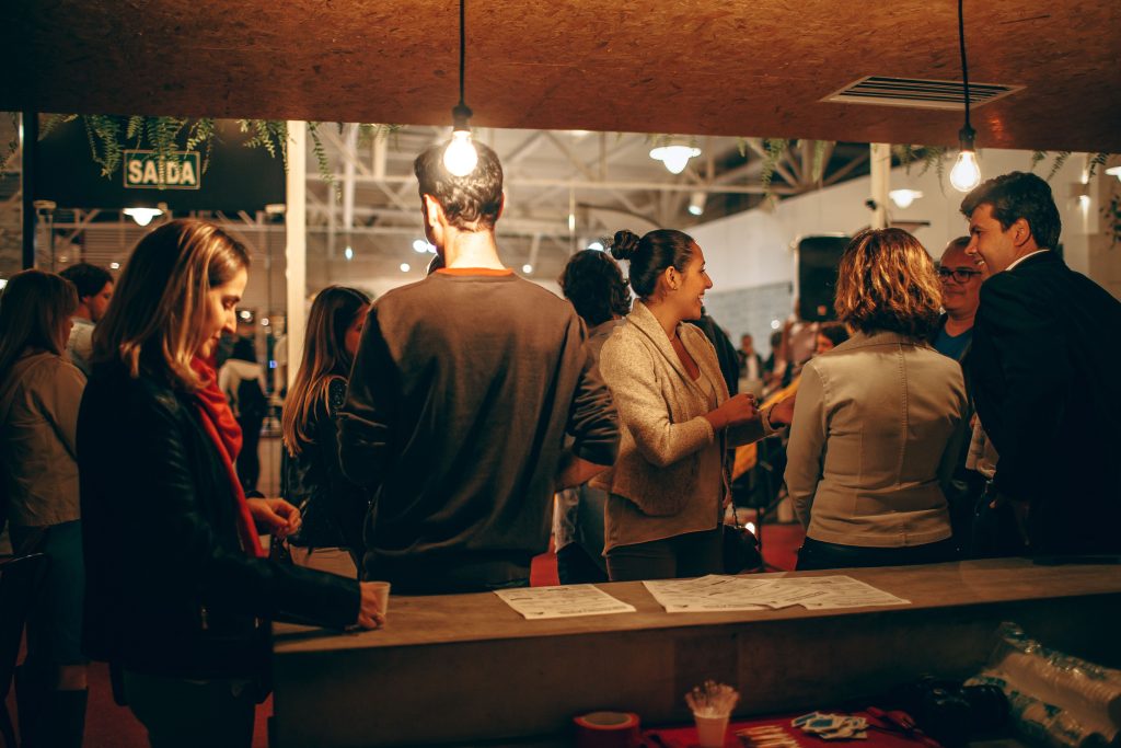 Networking lors d'un événement professionnel